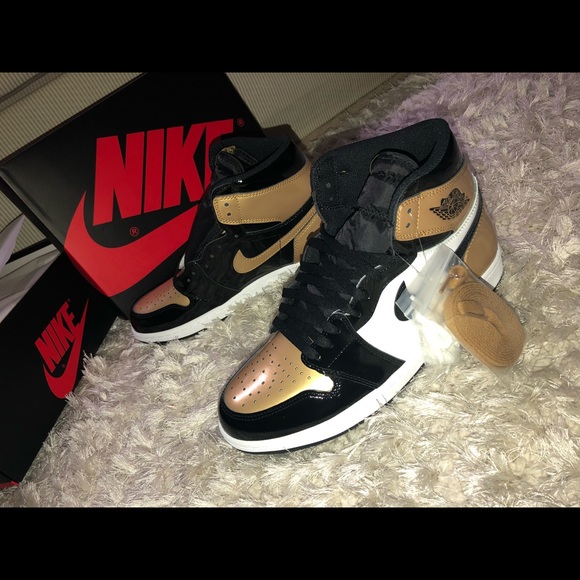 ✨SOLD ✨ Air Jordan retro 1 og gold toe - Picture 1 of 7